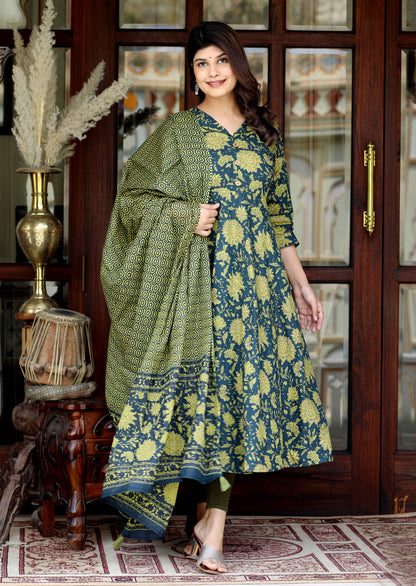 Women's Green Pure Cotton Printed Anarkali Kurta With Gold Print Dupatta - Miravan