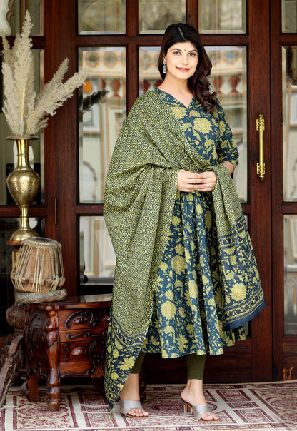 Women's Green Pure Cotton Printed Anarkali Kurta With Gold Print Dupatta - Miravan