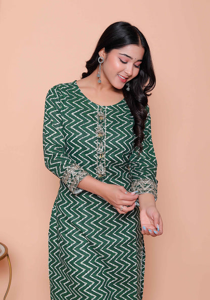 Miravan Womens Green Zigzag  Print Embroidery Rayon Straight Kurti