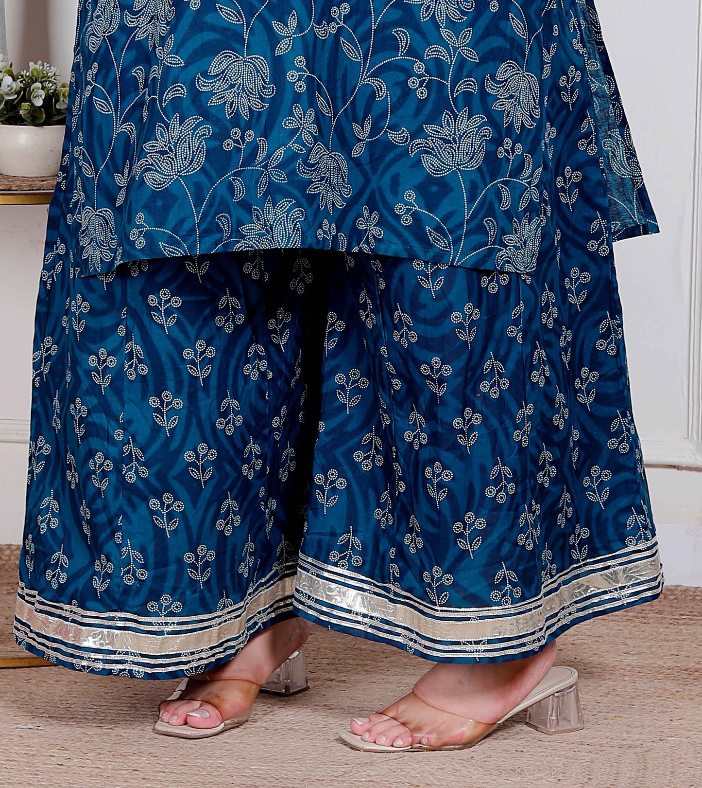 Miravan Plus Size women's Cotton Floral Printed V-Neck Kurta with Flared Palazzo