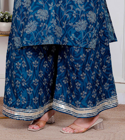 Miravan Plus Size women's Cotton Floral Printed V-Neck Kurta with Flared Palazzo