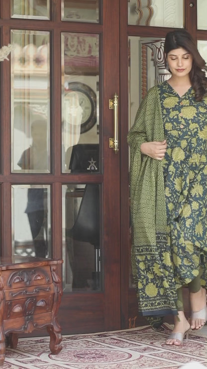 Women's Green Pure Cotton Printed Anarkali Kurta With Gold Print Dupatta - Miravan